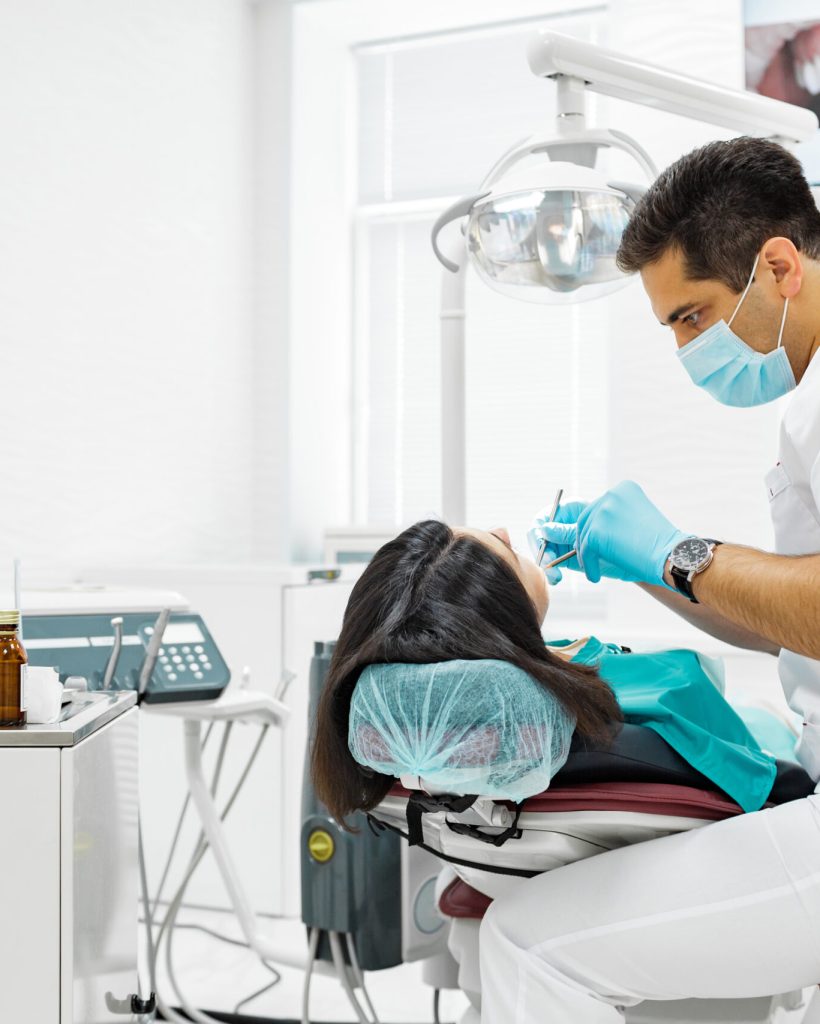 linda-chica-joven-siendo-examinada-dentista linda-chica-joven-siendo-examinada-dentista